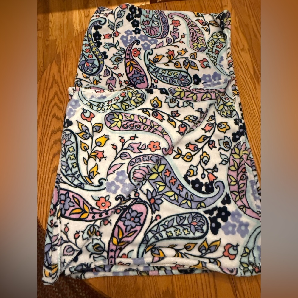 VERA BRADLEY THROW BLANKET IN MADDALENA SOFT PAISLEY